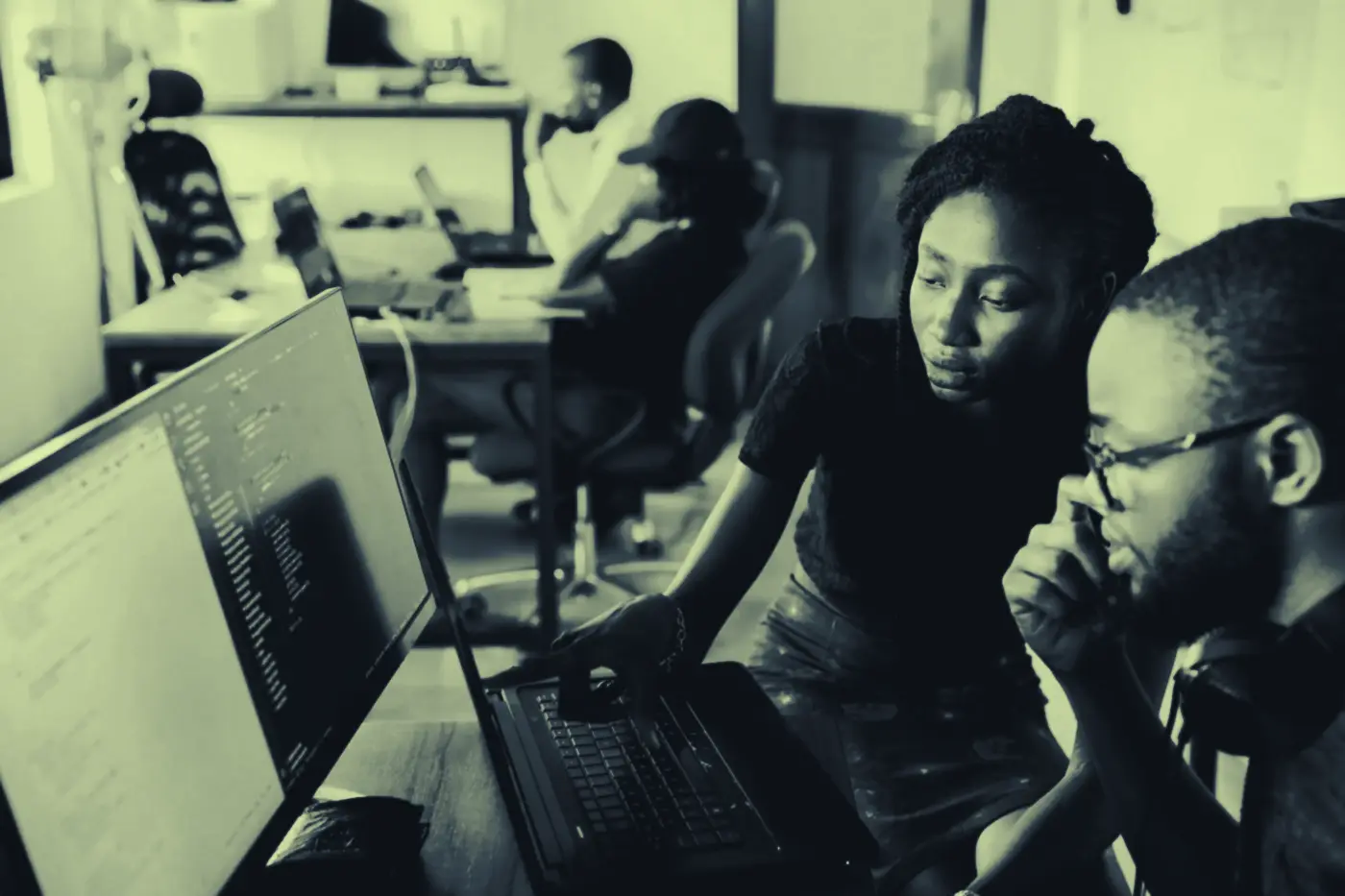Dos ingenieras de software revisando código juntas en un portátil